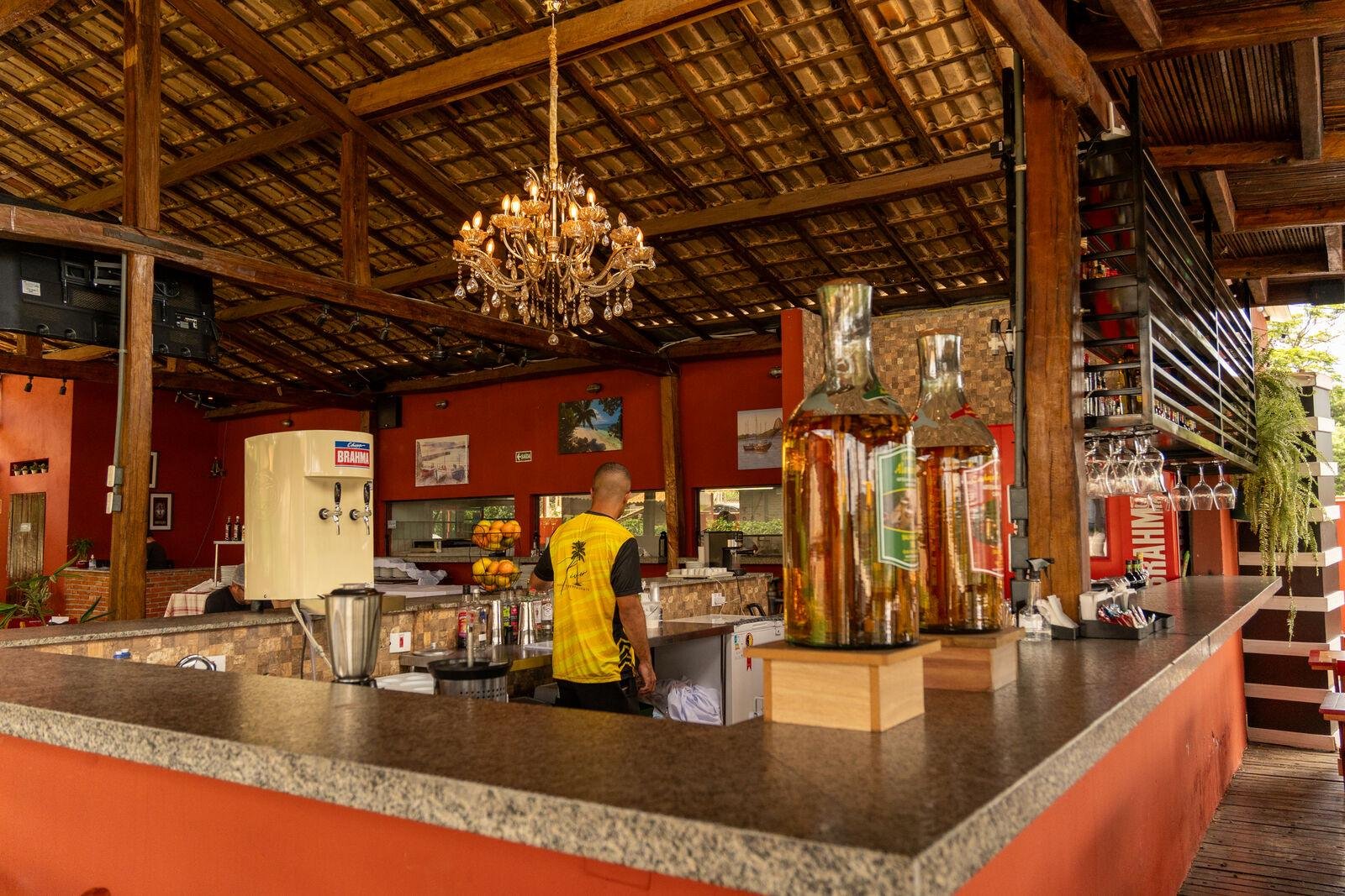 Balcão do bar com lustre