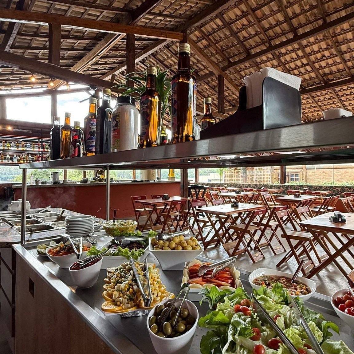 Buffet de saladas e pratos quentes no salão