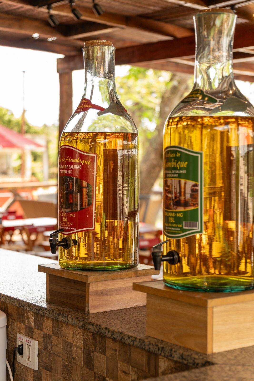 Garrafões de cachaça artesanal no balcão