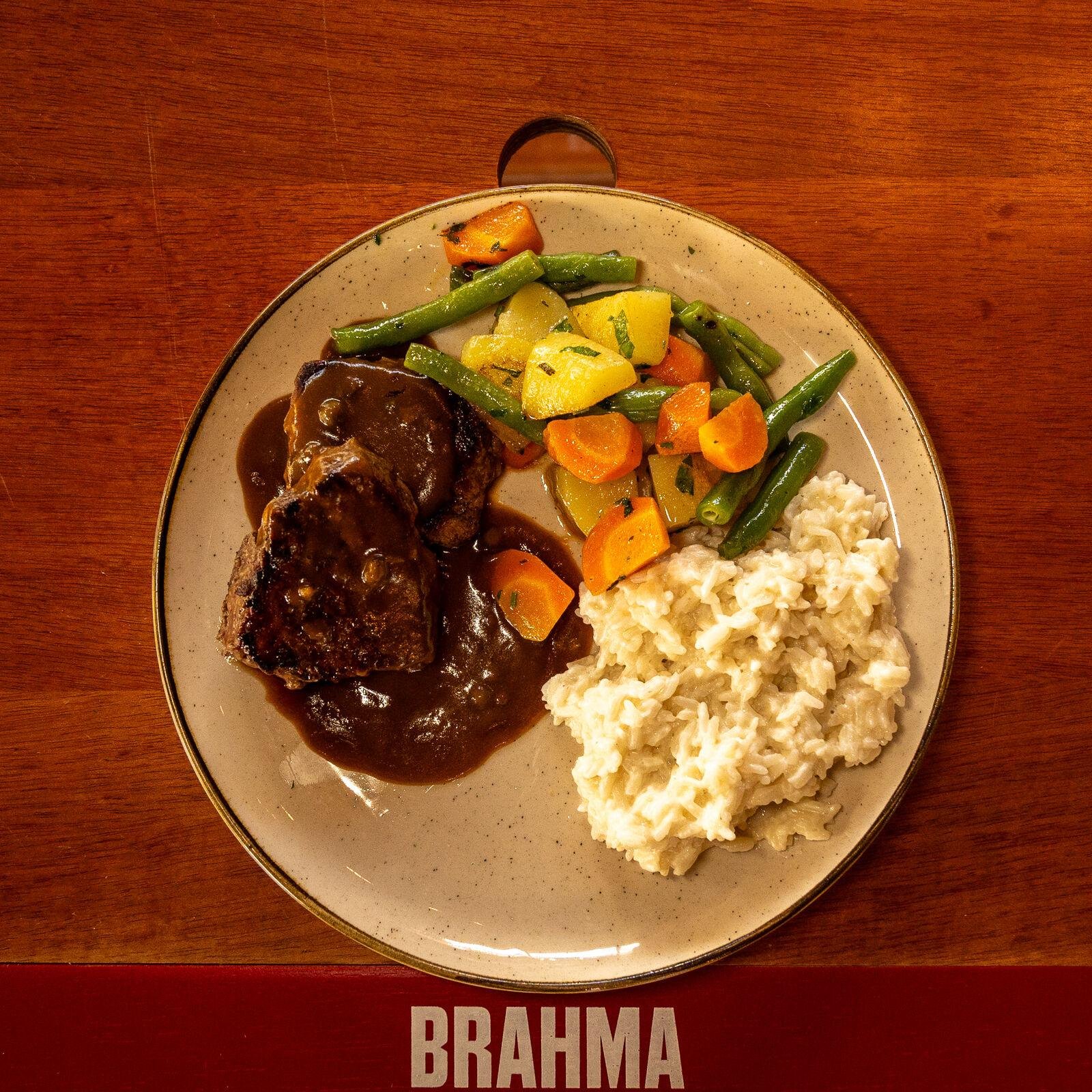 Prato com carne ao molho, legumes salteados e purê